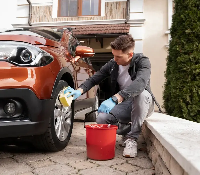 Lavage auto à domicile Le Vanneau-Irleau : professionnel intervenant sur un véhicule